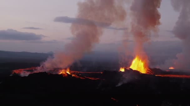 Plätschernde Fontänen vulkanischer Lava — Stockvideo