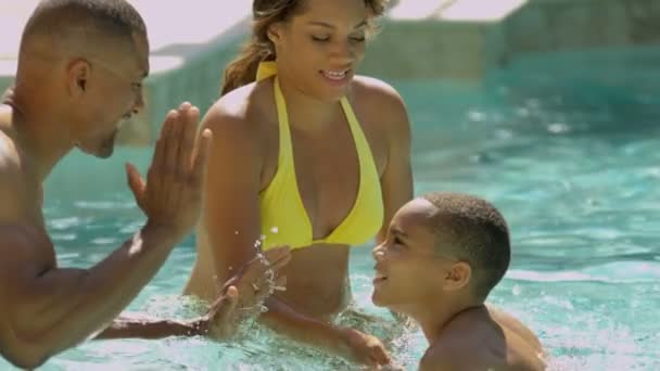 Familia pasar tiempo en la piscina — Vídeos de Stock