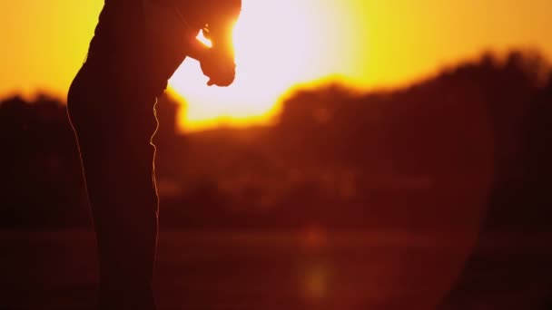 男高尔夫球手在日落时打高尔夫 — 图库视频影像