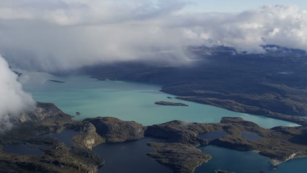 Vliegen door witte wolken boven Groenland — Stockvideo