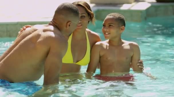 Familie verbringt Zeit im Pool — Stockvideo