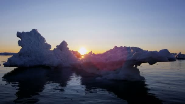 Gletsjer ice floes drijvend in het water bij zonsondergang — Stockvideo