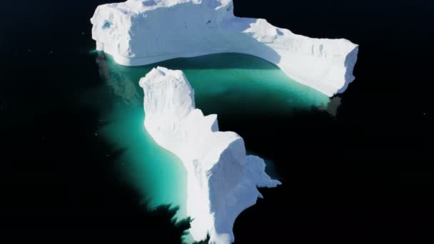 Témpanos glaciares flotando en el agua — Vídeo de stock