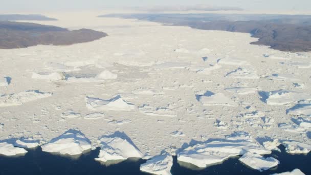 Témpanos glaciares flotando en el agua — Vídeos de Stock