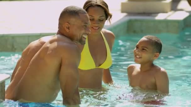 Familia pasar tiempo en la piscina — Vídeos de Stock