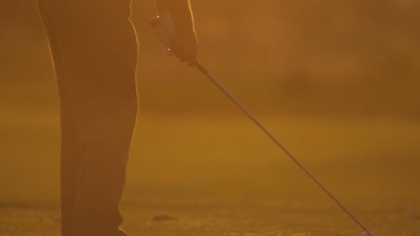 Mannelijke golfspeler golfen bij zonsondergang — Stockvideo