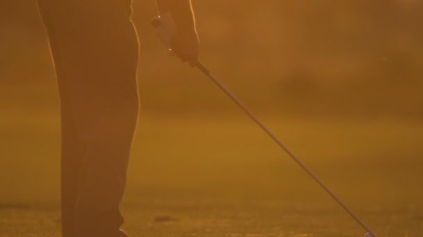 Golfista di sesso maschile giocare a golf al tramonto — Video Stock