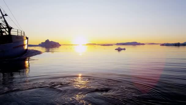Рибальський човен плаває у воді на заході сонця — стокове відео