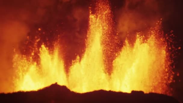 Aerial view of flowing  Holuhraun lava — Stock Video