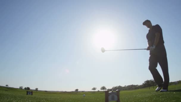 Αρσενικό παίχτης του γκολφ παίζουν γκολφ σε εξωτερικούς χώρους — Αρχείο Βίντεο