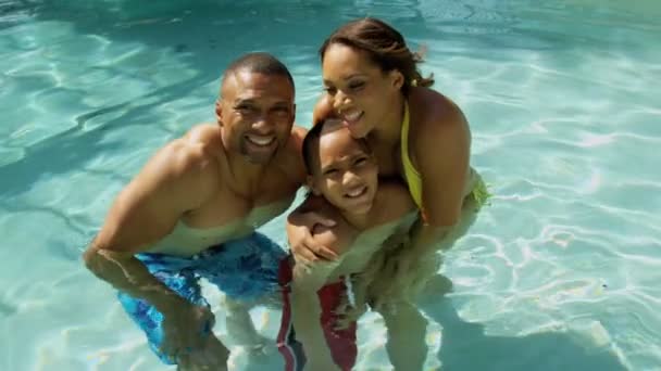 Familia pasar tiempo en la piscina — Vídeos de Stock