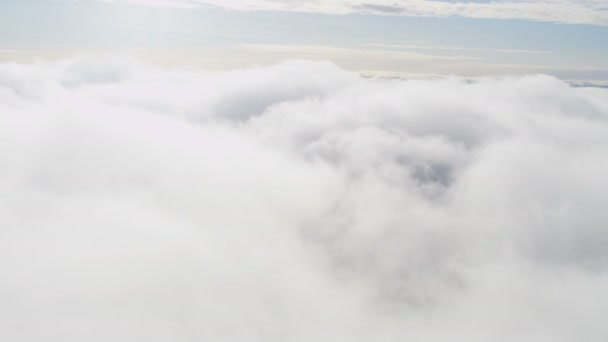 Volar a través de nubes blancas sobre Groenlandia — Vídeo de stock