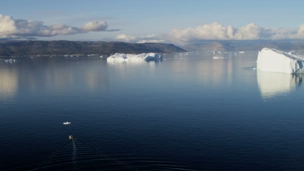 Témpanos glaciares flotando en el agua — Vídeos de Stock