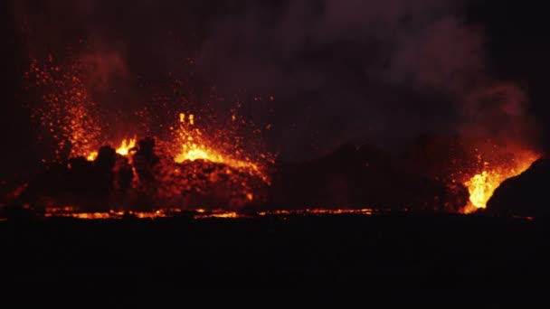 Luchtfoto van vloeiende Holuhraun lava — Stockvideo