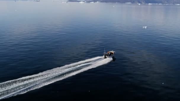 Моторная лодка, плывущая по заливу Диско — стоковое видео