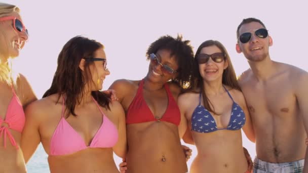 Adolescentes divirtiéndose en la playa — Vídeo de stock