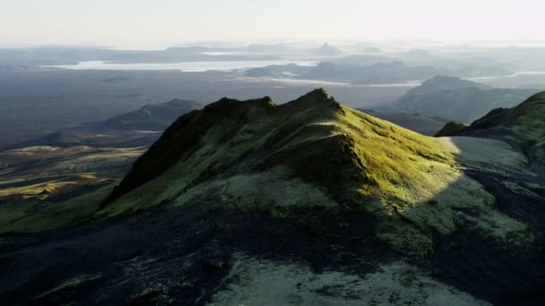 アイスランドの山の岩の多い地域 — ストック動画