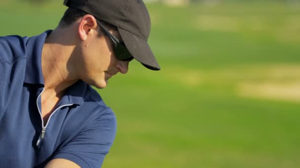 Homme golfeur professionnel décoller — Video