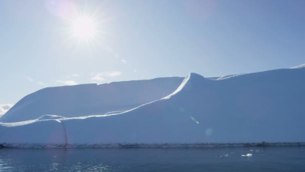 Παγετώνας πάγου που επιπλέει στο νερό — Αρχείο Βίντεο