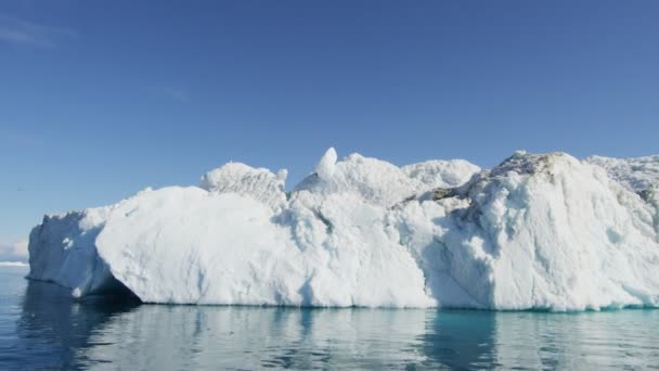 Gletsjer ice floes drijvend in het water — Stockvideo