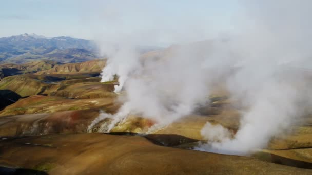 Mineralrika berg vulkaniskt aktiva ångar — Stockvideo