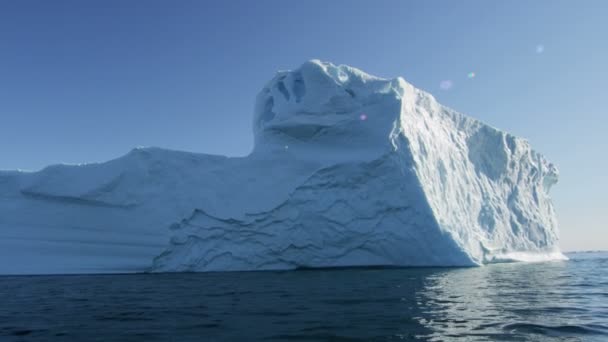 Ледниковые льды, плавающие в воде — стоковое видео