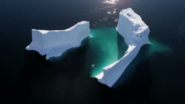 Témpanos glaciares flotando en el agua — Vídeo de stock