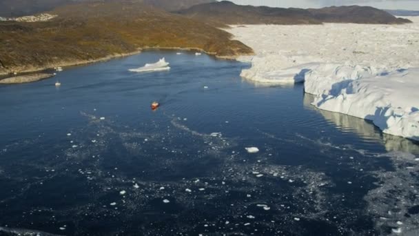 Gletschereisschollen treiben im Wasser — Stockvideo