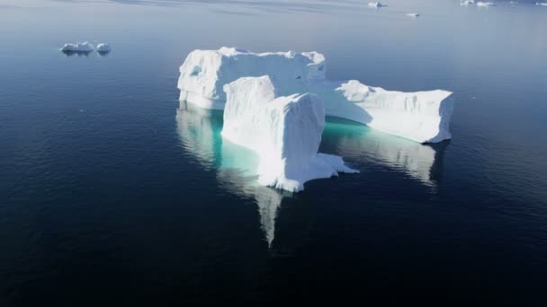 Glacier ice floes floating in water — Stock Video