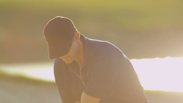 Golfer raken van zijn bal — Stockvideo