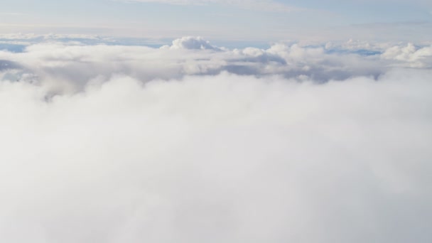 Volar a través de nubes blancas sobre Groenlandia — Vídeos de Stock