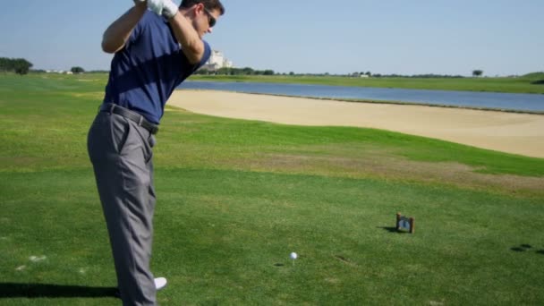 Golf masculin jouant au golf en plein air — Video