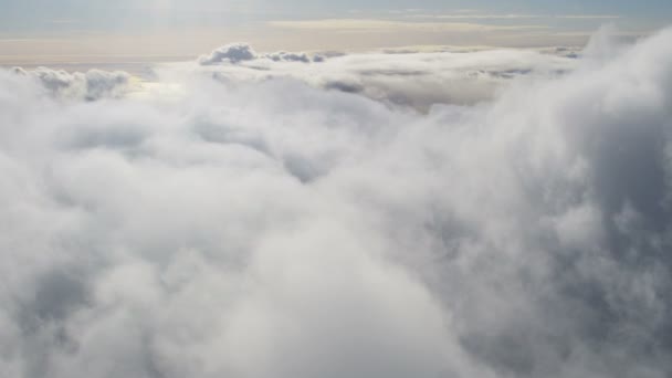 Volar a través de nubes blancas sobre Groenlandia — Vídeos de Stock