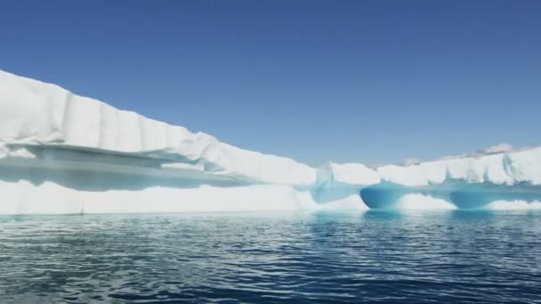 Παγετώνας πάγου που επιπλέει στο νερό — Αρχείο Βίντεο