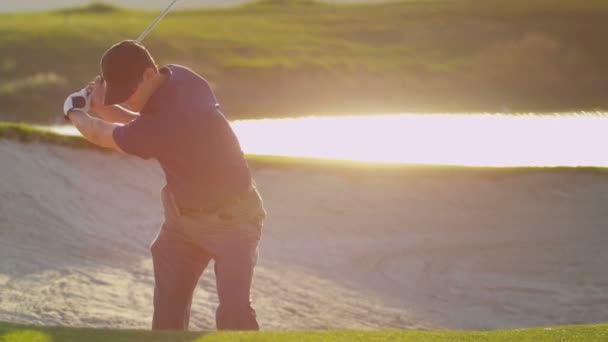 Golfeur frapper sa balle — Video