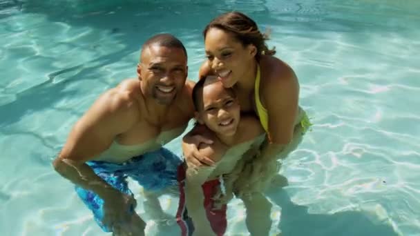 Família passa tempo na piscina — Vídeo de Stock