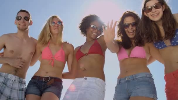 Teenager genießen gemeinsame Zeit am Strand — Stockvideo