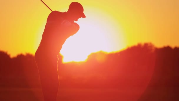 Golfista di sesso maschile giocare a golf al tramonto — Video Stock