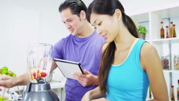 Couple making delicious organic fruit smoothie — Stock Video