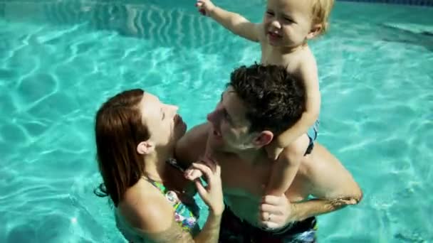 Pais com bebê na piscina — Vídeo de Stock