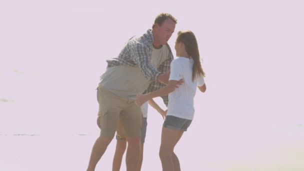 Ο πατέρας με κόρες παίζοντας στην παραλία — Αρχείο Βίντεο