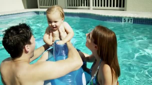 Pais brincando com filho na piscina — Vídeo de Stock