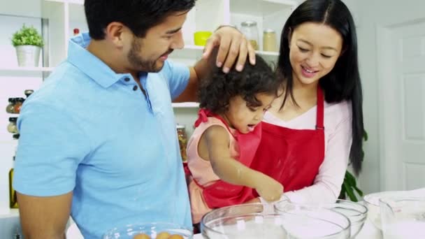 Par med dotter förbereda ingredienser för bakning — Stockvideo