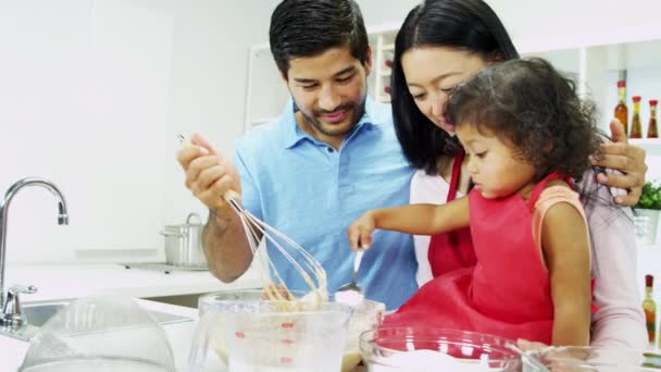 Couple avec sa fille préparant des ingrédients pour la cuisson — Video