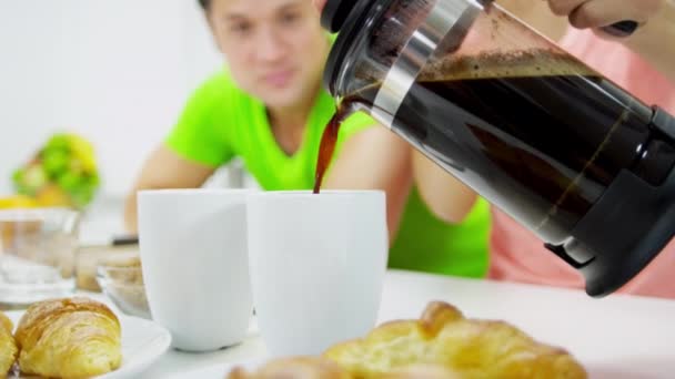 Para z kawą podczas śniadania — Wideo stockowe