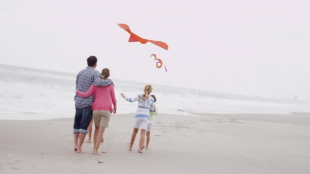 Familie hat Spaß mit Drachen am Strand — Stockvideo