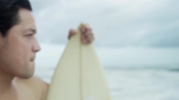 Surfista en la playa viendo olas — Vídeo de stock