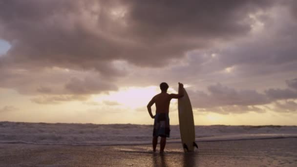 Surfer op strand kijken golven — Stockvideo