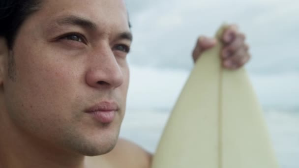 Surfer on beach watching waves — Stock Video