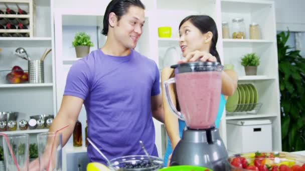 Couple making organic fruit smoothie — Stock Video